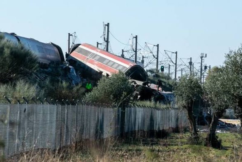 Spain train crash leaves at least 10 dead