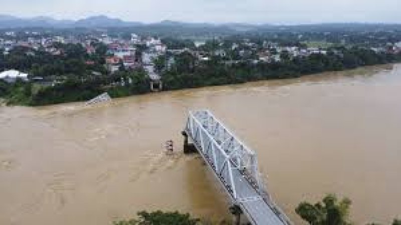Typhoon Yagi collapses busy bridge in Vietnam