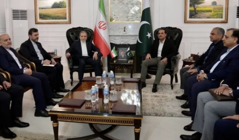 Iran's foreign minister meets Pakistan's head of armed force