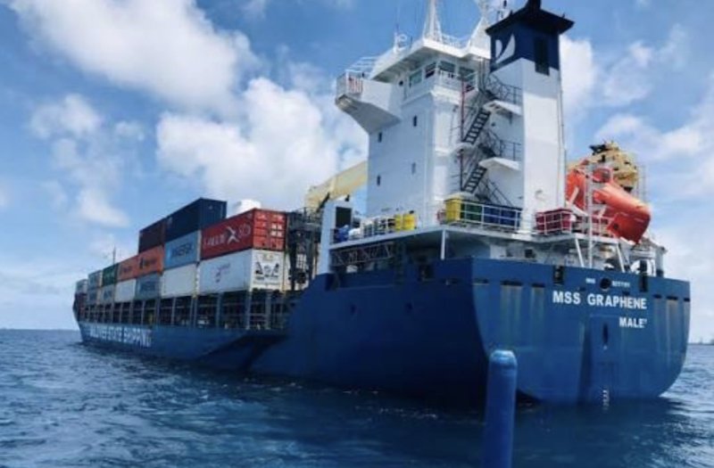 Rough seas send 17 containers overboard off Colombo