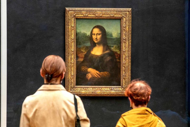 Protesters hurl soup at the Mona Lisa painting in Paris