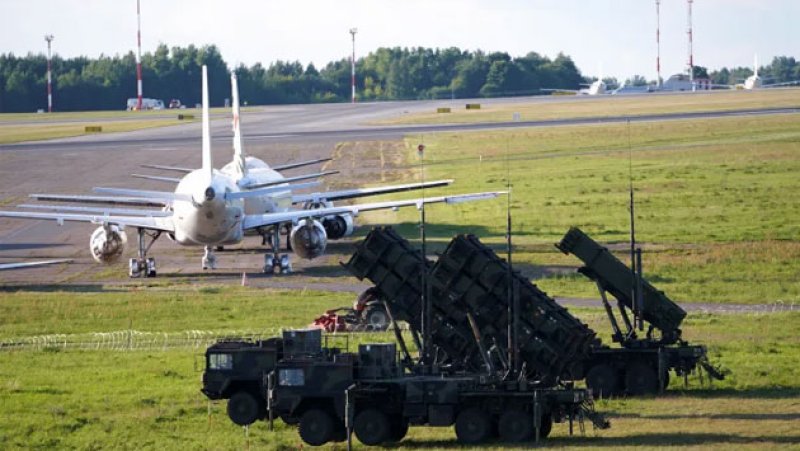 Lithuania shuts airports, Belarus border