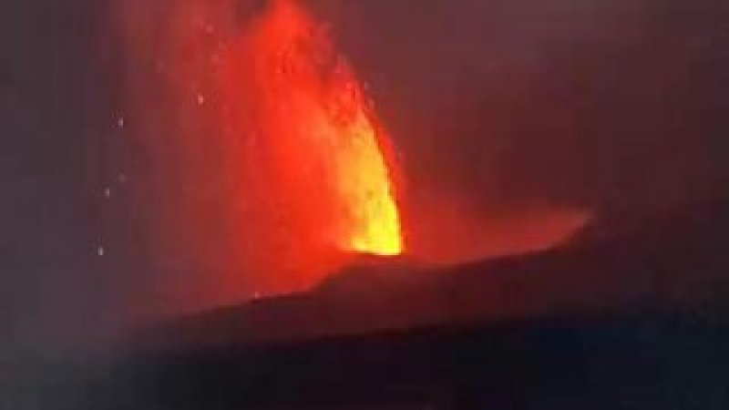 Volcano eruption leaves 150,000 stranded in Indonesia