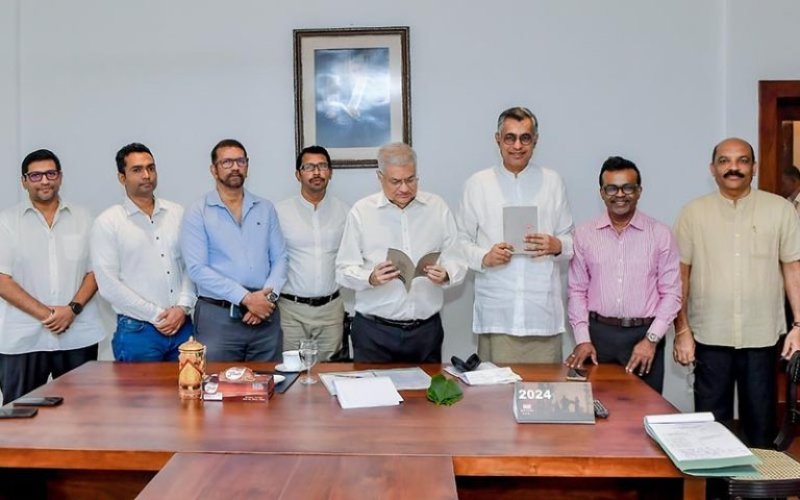 URF presented  "United Step for the Country&rdquo; to  President
