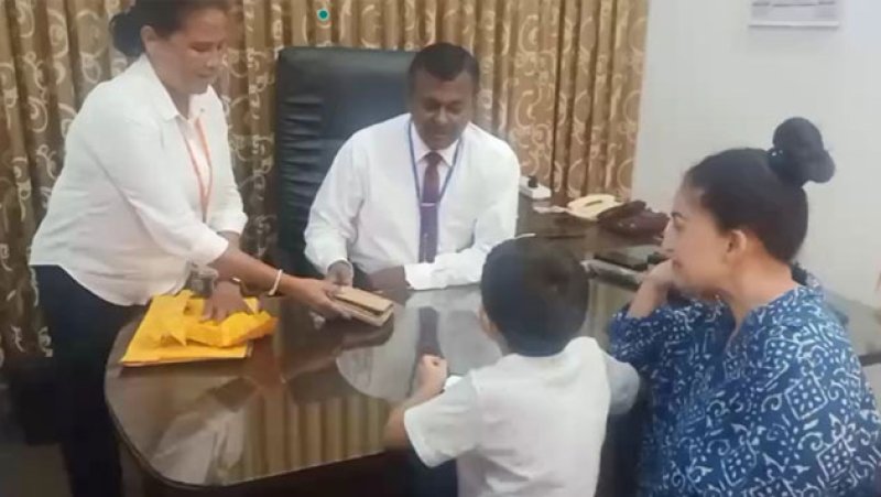 Foreign tourist reunited with lost wallet