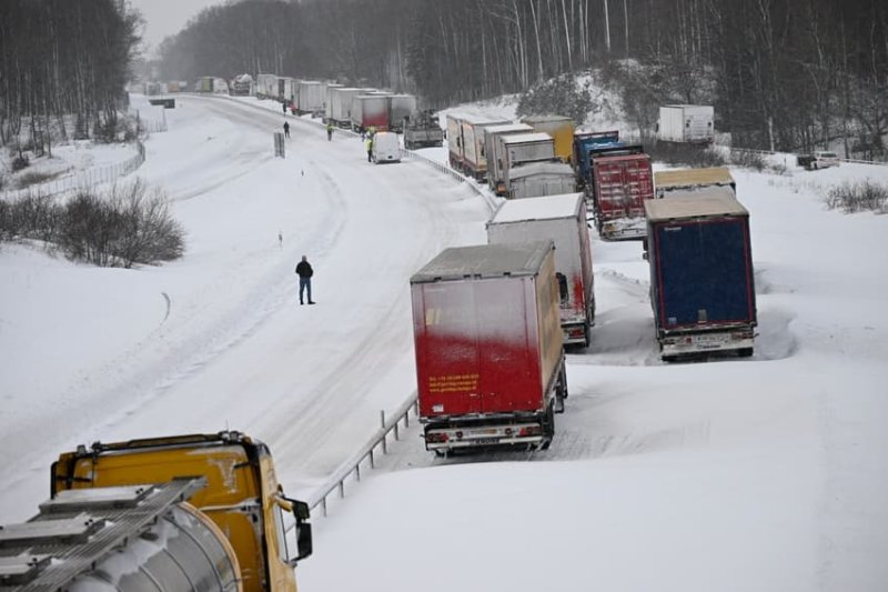 Swedish snow chaos leaves 1,000 vehicles trapped