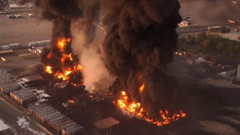 Firefighters battle massive fire at  Iraq oil refinery