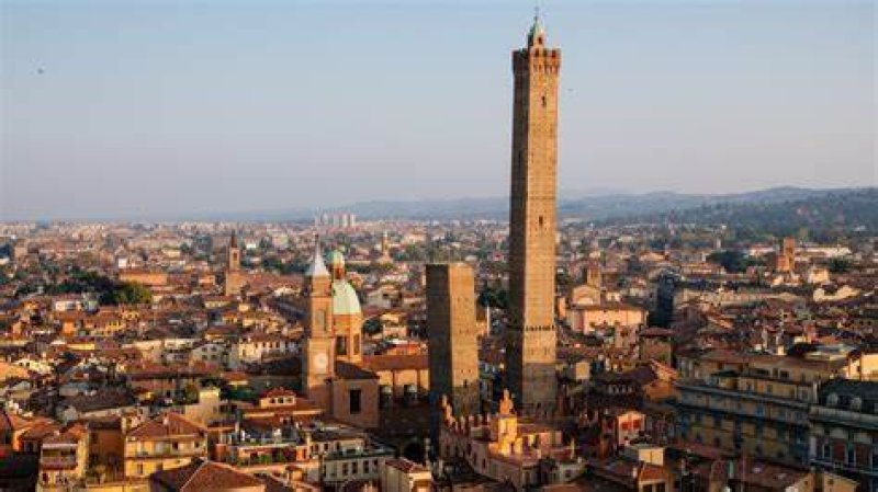 Leaning tower&rsquo; in Italy closed off amid subsidence fears