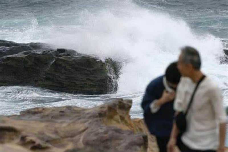 Typhoon Lan makes landfall in western Japan threatens damage