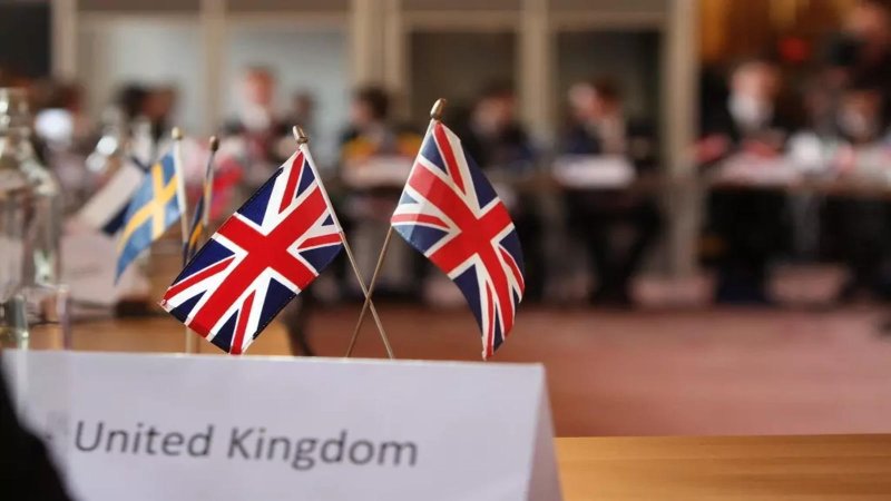 Britain bans foreign students from bringing families to uk