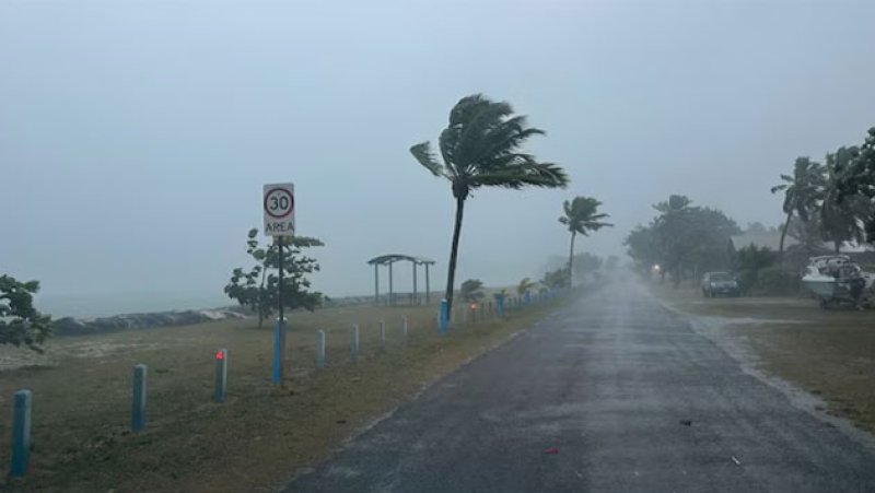 Tropical Cyclone Grant approaches Cocos (Keeling) Islands