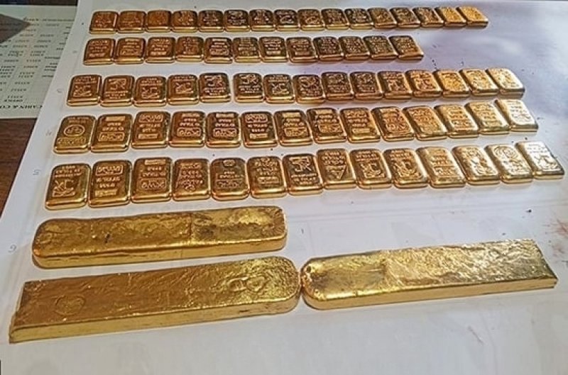 Navy seizes about 11kg &amp; 300g of gold being smuggled via sea
